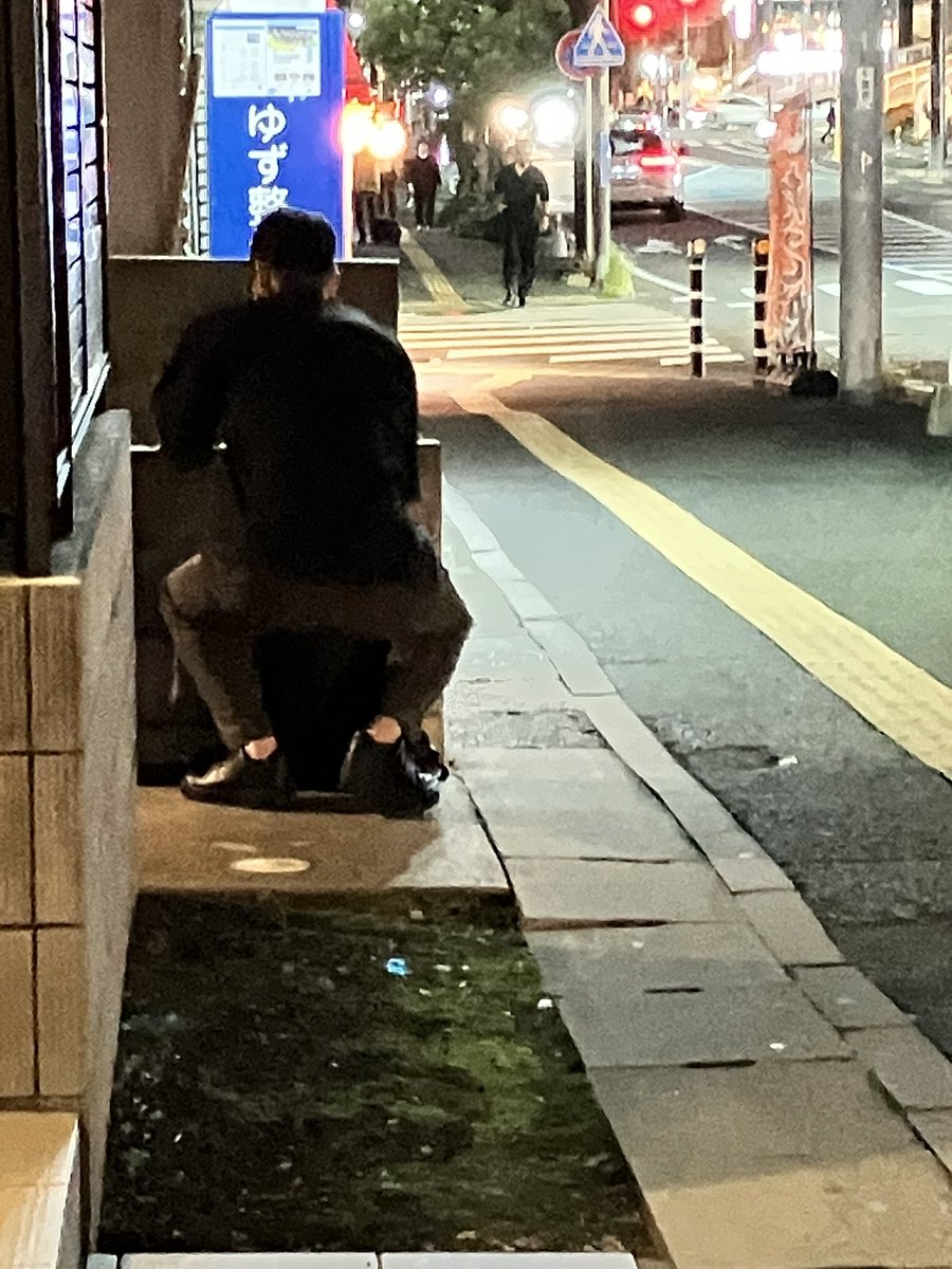 CShizune's tweet photo. 注文するから…でコーヒー1杯のみ
図々しくトイレ貸してほしいも。
閉店過ぎても閉められない状態でした。

注文したコーヒーも飲まずに帰ろうとしたので飲んで帰ってと促しました。
そしてどこの会社なのかも聞いて名刺貰いました。大手でした。その後も敷地内でリモートしてました。迷惑しかない！ https://t.co/XnQLYRjGlk