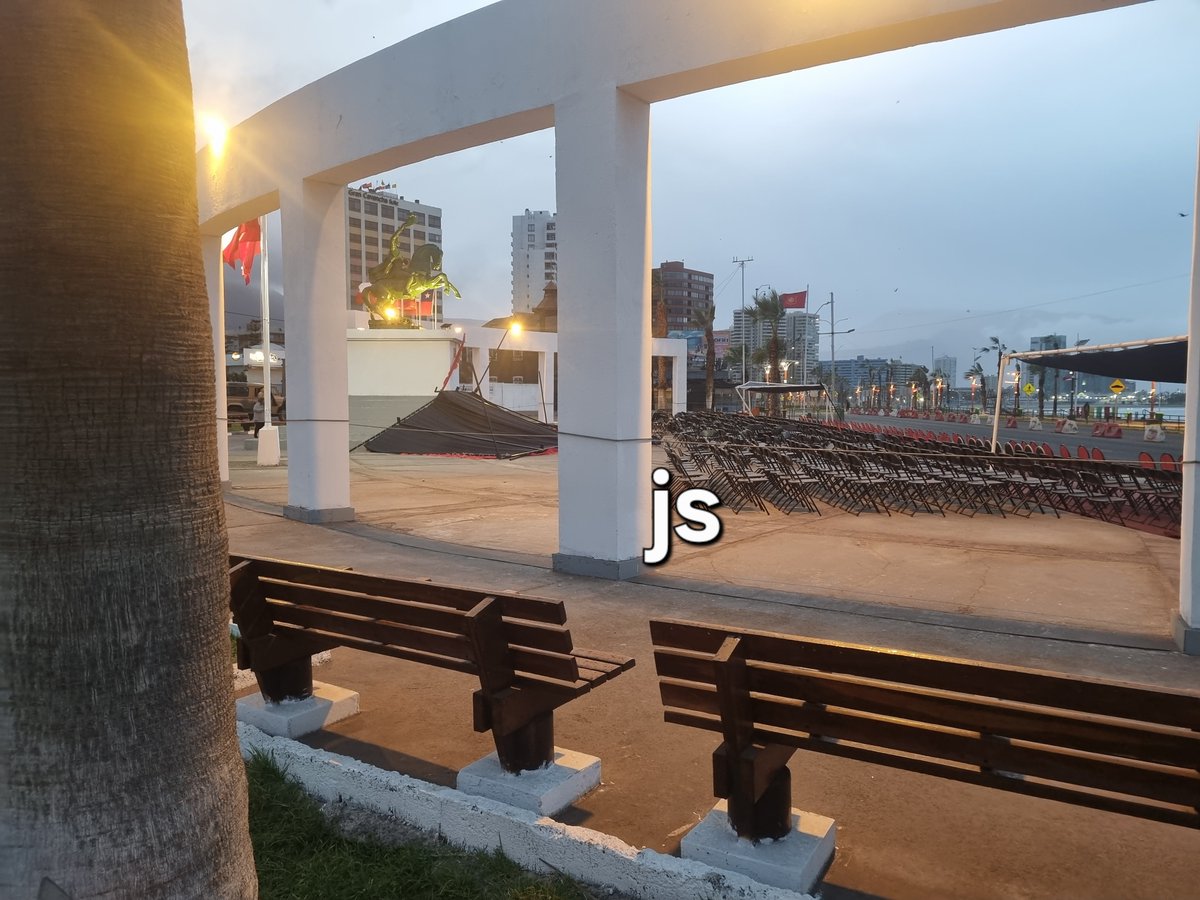 jorgesolimano's tweet photo. #iquique a esta hora el viento derribó el toldo qué estaba instalado para rl desfile programado para el mediodía https://t.co/lQe6IO4Pzb
