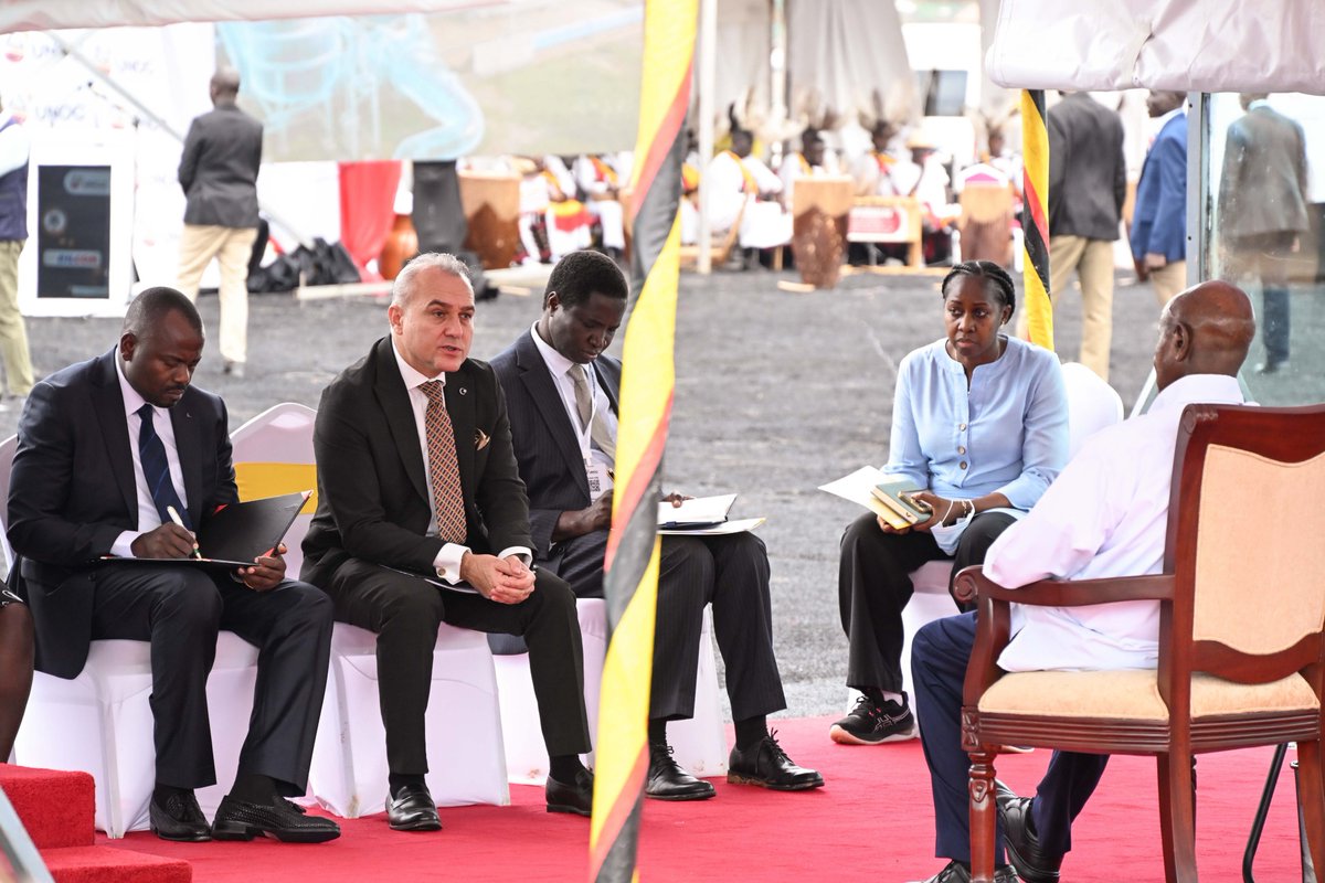 StateHouseUg's tweet photo. President @KagutaMuseveni met yesterday with the Turkish Ambassador to Uganda, H.E. Mehmet Fatih Ak, on the sidelines of the groundbreaking ceremony for the Kampala Storage Terminal in Mpigi District. They discussed matters of bilateral interest. https://t.co/7F0no6wx8t