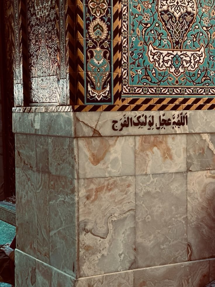 moghnieh4's tweet photo. تحرَّ بلهفة العطشانِ ماءَ الوصْلِ يُنبيْكَ
بأنّ النّورَ مذخورٌ وثجّاجٌ سيرويْكَ
ولا تجزعْ من الموتِ المحتّمِ حين يأتيْكَ
فمن واليت قبل الموتِ بعد الموتِ آتيكَ

-م"
#اللهم_عجل_لولیک_الفرج https://t.co/0nVtD1XGxc