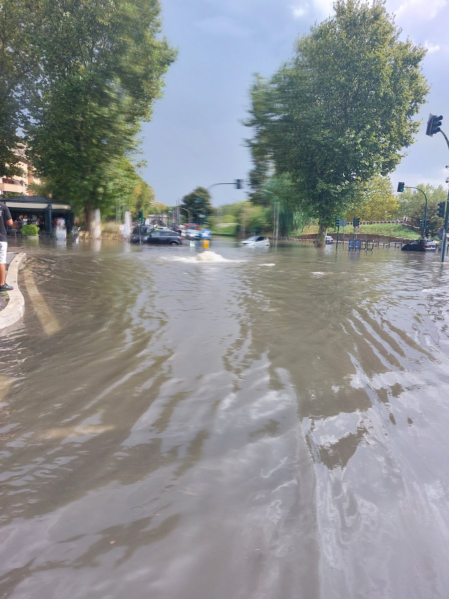 NaVincenza's tweet photo. #Roma @gualtierieurope @RegioneLazio @MercurioPsi #ClimaEmergency
#temporale
Ponte Milvio. Saltato un tombino.... https://t.co/lpgHK9Dxtg