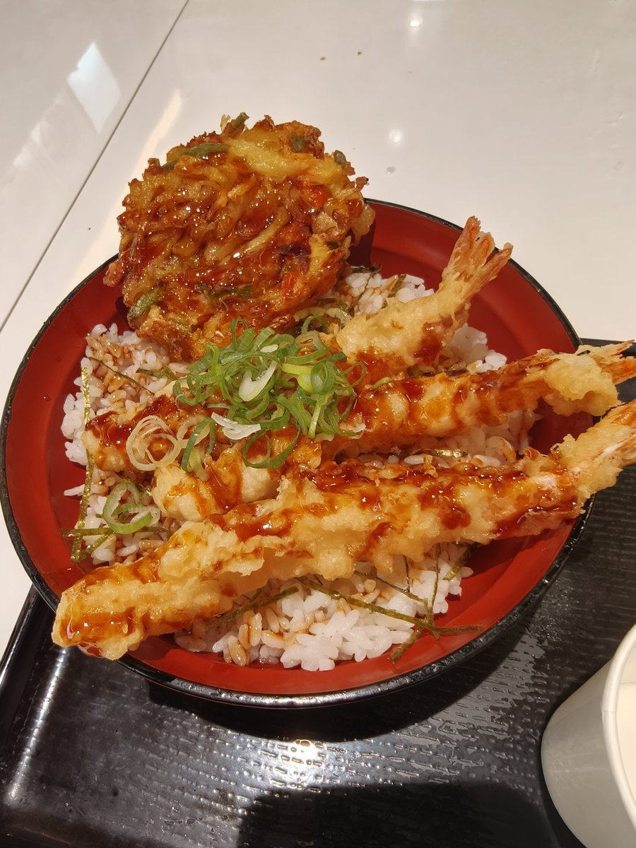 on_i_be's tweet photo. 梅田の阪神百貨店地下で600円のえびかき揚げ天丼を食べた。天丼だけどファーストフード的な味わい。スタッフも対応が冷たいお姉ちゃん。まあ600円だし仕方ないか。 https://t.co/hwZBsc6D2N