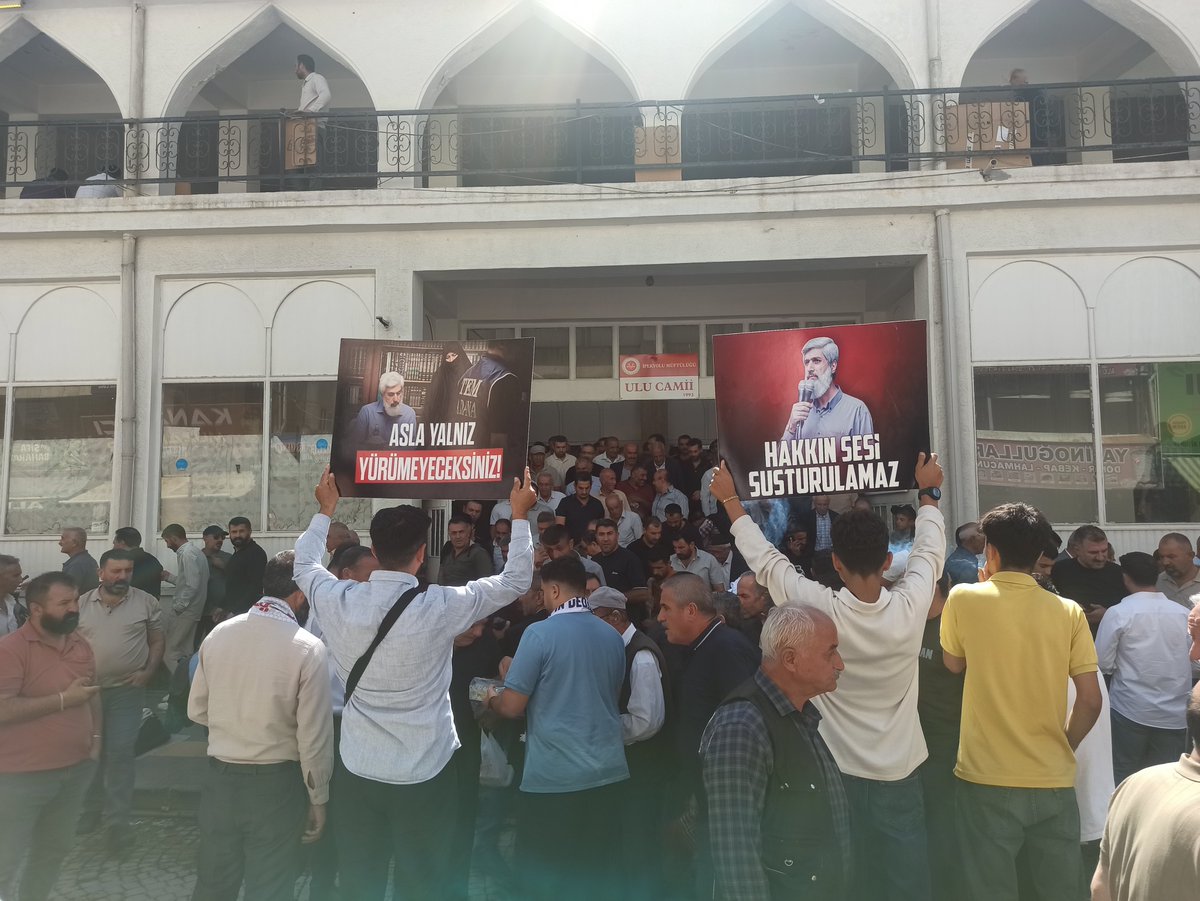 vanfrkn6565's tweet photo. “Zulme engel olamıyorsanız, bari onu duyurun.”
— Hz. Ali (r.a.)
#Van Furkan Gönülleri olarak, Van’ın farklı camilerinde Cuma namazı çıkışında lokum ikramında bulunarak haksızlığa ve zulme dikkat çektik.++ https://t.co/jyj7dgIE8K