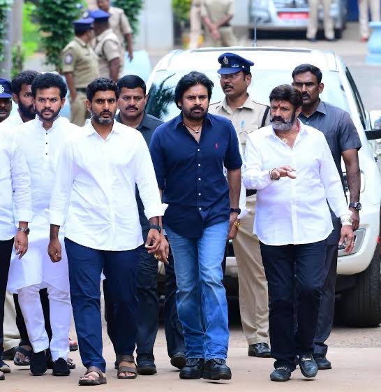 iTDP_Official's tweet photo. ఏరా కాకపోతే ఒరేయ్ అంటారు .. వాళ్ళకి లేని ఇబ్బంది గొడ్డలి గొర్రెలకు ఎందుకు 😆

మీ గొడ్డలి అధ్యక్షుడు అక్రమంగా బాబు గారిని జైల్లో పెడితే @PawanKalyan గారు అండగా నిలబడ్డారు ..

కష్టకాలంలో అండగా నిలబడితే , ప్రాణం పోయినా అడ్డంగా తిరిగి నిలబడతాము .. 

అది @naralokesh క్యారెక్టర్ 🔥🔥

అయినా తండ్రి , తల్లి , చెల్లి , బాబాయ్ అని తేడా లేకుండా హత్యలు చేసేవాల్లకి ఇవేమీ అర్ధం కావు..

ప్రజలైన, కుటుంబమైనా , రాష్ట్రమైన , కులమైన, మతమైన , ప్రాంతమైన , గొడ్డలి కార్యకర్తలైనా ..

వాడుకోవడం .. వాళ్ళనే జైలుకి పంపించడం .. ఫుట్ పాత్ ఎక్కించడం .. తిరిగి దాడి చేయడం .. 

అందరూ బెయిల్ కోసం @ysjagan లాగా సిగ్గులేని బతుకు బ్రతకలేరు కదా .. #YSRCPNeverAgain