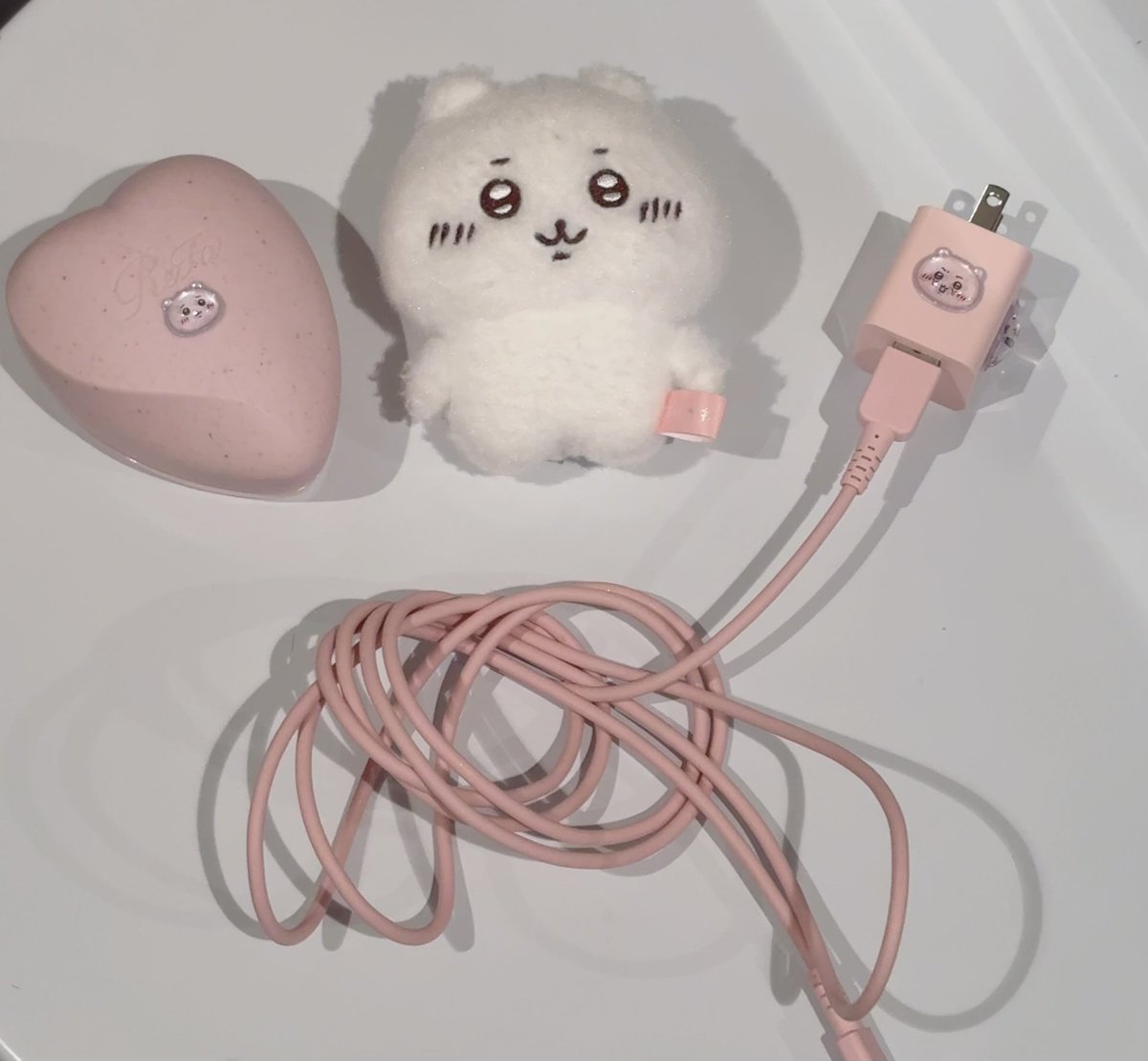 chiichan_223's tweet photo. @1s0jx 充電器に貼ったりヘアブラシに貼ったりしてます♡ とれないようにアロンアルファちょっとつけてから貼ってます✨ https://t.co/eClIx1TWZK