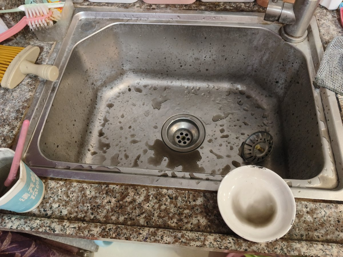 alkaa845015's tweet photo. Just tackled the messy kitchen sink after dinner—suddenly found joy in wiping away crumbs, turning chaos into that fresh, warm glow only a tidy sink can bring. Small wins hit different! https://t.co/yiDzbDWHn2