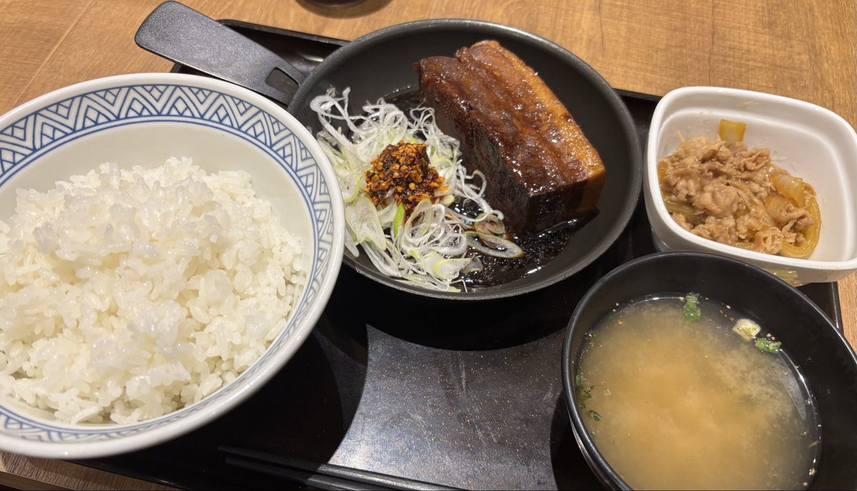 ozk1215's tweet photo. 今日から吉野家で、豚角煮が復活です👍🏻 https://t.co/k8w8QE3YsG