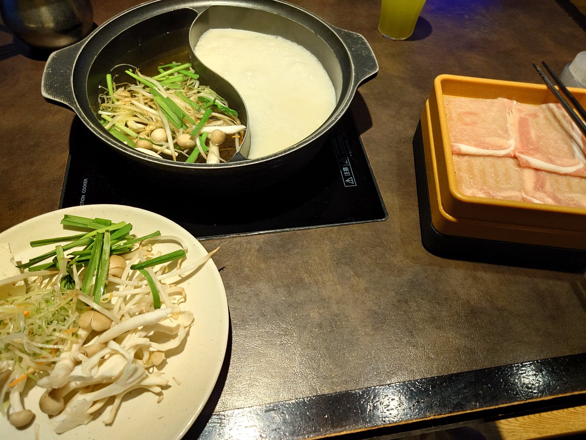 yutsuki00's tweet photo. ひとりでしゃぶ🍃行ってきたお肉美味しい

その後友人と合流してサイゼで甘味 https://t.co/uKbAPYssMU
