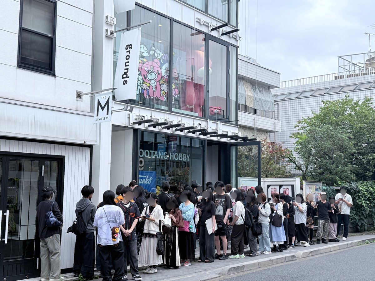 official_gloomy's tweet photo. ／
CHAXCORE GATHERIN’ 
〜グルーミーとゆかいな他人たちSP〜
POP-UP STORE 本日よりOPEN📢‼️
＼

OPEN初日、たくさんの方々にご来店いただきました！
ありがとうございました🐻✨
明日【9月19日(土)】も入場整理券配布を予定しております。

【配布開始時間】10:30（開店30分前）
【配布場所】東京都渋谷区神宮前4-26-12 SOOTANG HOBBY OMOTESANDO 店頭

整理券を受け取られましたら、整理券に記載された時間に店頭へお越しください。
※店頭にお並びいただけません。

みなさまのご来店心よりお待ちしております🌟

※整理券配布は先着順になります。
※入場時に1名につき1枚必要になります。（未就学児のお子さまなどをお連れのお客さまは代表で1名の方が1枚整理券をお受け取りください。）
※入場時間はお選びいただけません。
※なくなり次第終了のため、お並びいただいてもお渡しできない可能性がございます。
※整理券の配布終了後は、当日のご案内を終了とさせていただく場合がございます。
※混雑状況が落ち着いた場合には、整理券なしでのフリー入場に切り替える場合がございます。
※POP-UPストア会場への入場を保証するものであり、商品の購入や在庫を確約するものではありません。
※スタッフや店頭の表示に従っていただきますようご協力のほどよろしくお願いいたします。

#CHAXCORE
#グルーミー
#いたずらぐまのグルーミー
#gloomybear
#原宿キャットストリート
