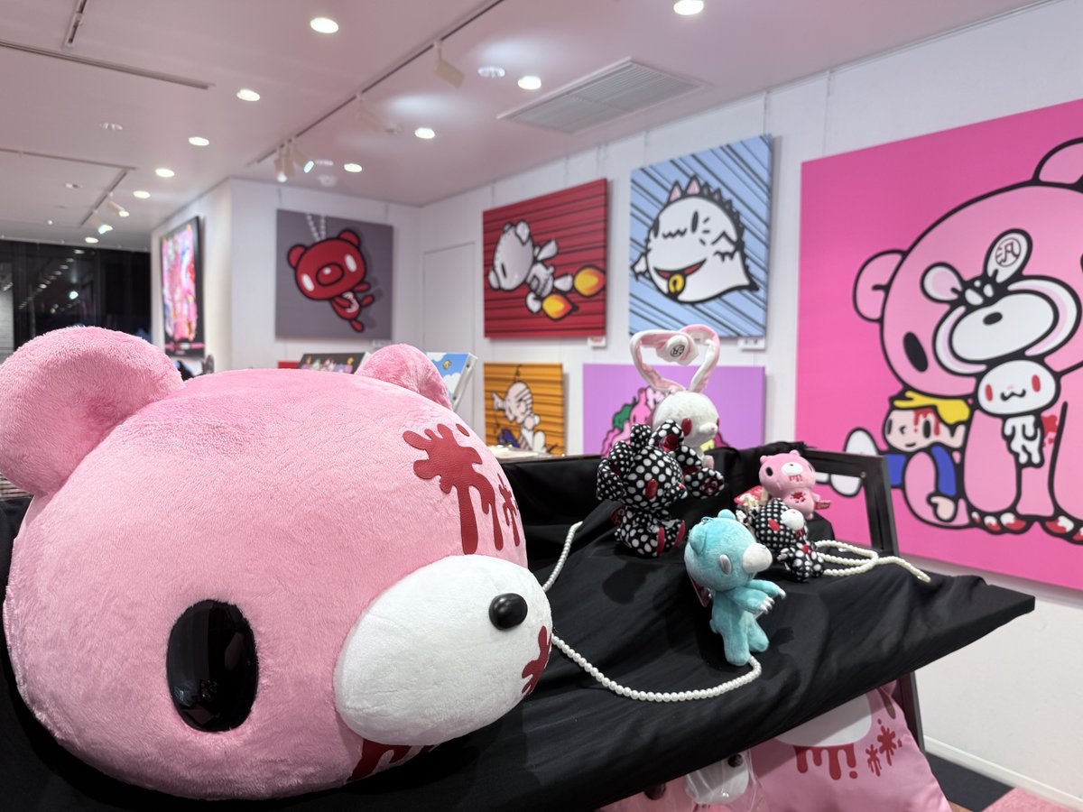 official_gloomy's tweet photo. ／
CHAXCORE GATHERIN’ 
〜グルーミーとゆかいな他人たちSP〜
POP-UP STORE 本日よりOPEN📢‼️
＼

OPEN初日、たくさんの方々にご来店いただきました！
ありがとうございました🐻✨
明日【9月19日(土)】も入場整理券配布を予定しております。

【配布開始時間】10:30（開店30分前）
【配布場所】東京都渋谷区神宮前4-26-12 SOOTANG HOBBY OMOTESANDO 店頭

整理券を受け取られましたら、整理券に記載された時間に店頭へお越しください。
※店頭にお並びいただけません。

みなさまのご来店心よりお待ちしております🌟

※整理券配布は先着順になります。
※入場時に1名につき1枚必要になります。（未就学児のお子さまなどをお連れのお客さまは代表で1名の方が1枚整理券をお受け取りください。）
※入場時間はお選びいただけません。
※なくなり次第終了のため、お並びいただいてもお渡しできない可能性がございます。
※整理券の配布終了後は、当日のご案内を終了とさせていただく場合がございます。
※混雑状況が落ち着いた場合には、整理券なしでのフリー入場に切り替える場合がございます。
※POP-UPストア会場への入場を保証するものであり、商品の購入や在庫を確約するものではありません。
※スタッフや店頭の表示に従っていただきますようご協力のほどよろしくお願いいたします。

#CHAXCORE
#グルーミー
#いたずらぐまのグルーミー
#gloomybear
#原宿キャットストリート