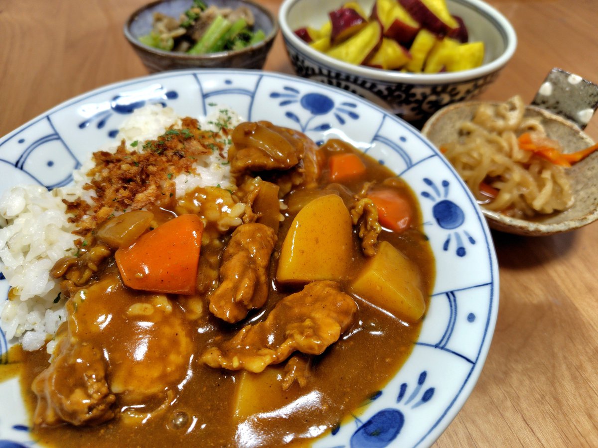 AC_cooking's tweet photo. 晩ごはん。

冷蔵庫のお掃除。

ポークカレーライス、蒸しサツマイモ、昨日の残りもの（切り干し大根煮、舞茸と小松菜の胡麻和え）

随分久しぶりにカレー作ったな🍛 https://t.co/WajwOpswWa