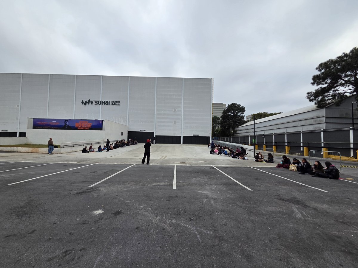 5SOSBrazil's tweet photo. Fila do Suhai Music Hall encontra-se assim nesse momento: 

Fila da esquerda - Pista Premium 
Fila da direita - VIP 

#EASSaoPaulo https://t.co/POCh6bdxMa