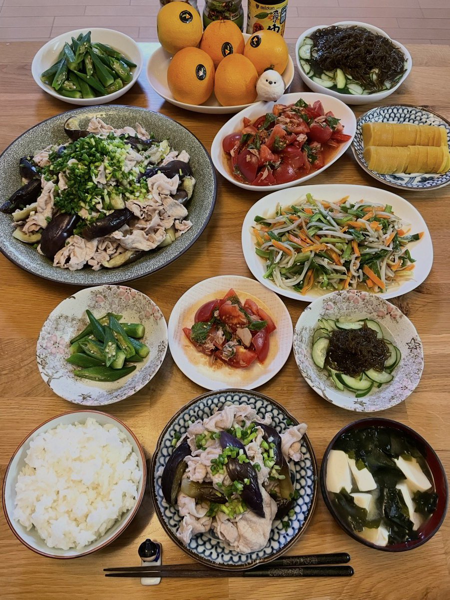 misaxyz's tweet photo. おかえり〜、１週間お疲れさま😊
今日は豚肉と茄子の冷しゃぶ！白だしの美味しいお出汁は沸騰させずに豚肉しゃぶしゃぶ。茄子はチンしてジューシーよ。ニラもやし炒め、もずく酢、ツナしそトマト、オクラお浸し、沢庵
豆腐ワカメのお味噌汁、🍊✨
手ぇ洗っといで、早よ食べよ🤗 https://t.co/jEuwUr4x3r