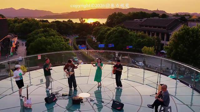 softs492971's tweet photo. Just got back from the indie band’s rooftop show at the city’s old arts center—raw vocals + sunset vibes = absolute perfection! Can’t wait for their next tour stop! https://t.co/NTwjvUOB5j