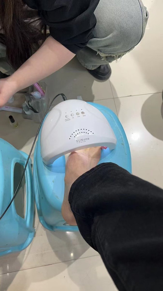 BobaFettBaby's tweet photo. 雨姐说44码大脚做了美甲更好看 https://t.co/aRpKb52G6e