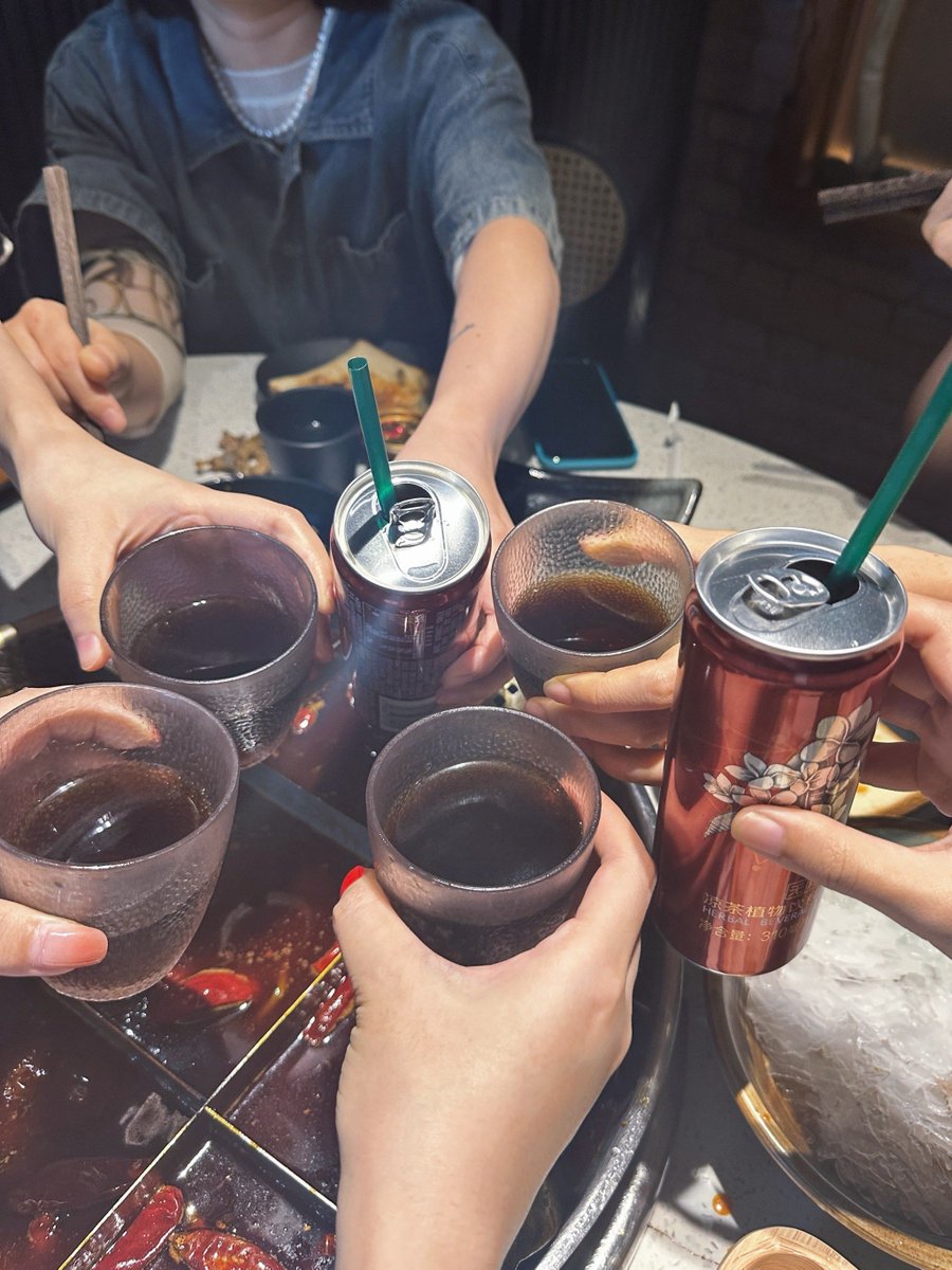 maciandlilly09's tweet photo. [Just linked up with my favorite people after months apart—laughs, bad memories, and way too much takeout. This is what real joy tastes like.]， https://t.co/7FRL6ZEFzS