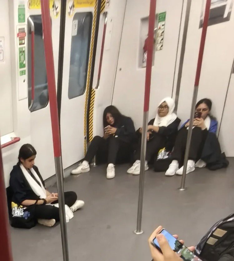 hibikana417's tweet photo. もういい加減にしてほしい💦

なぜルールを守れないの❓
電車の乗り方わからないなら
日本に来るな‼️ https://t.co/fDDj5ZEbkr