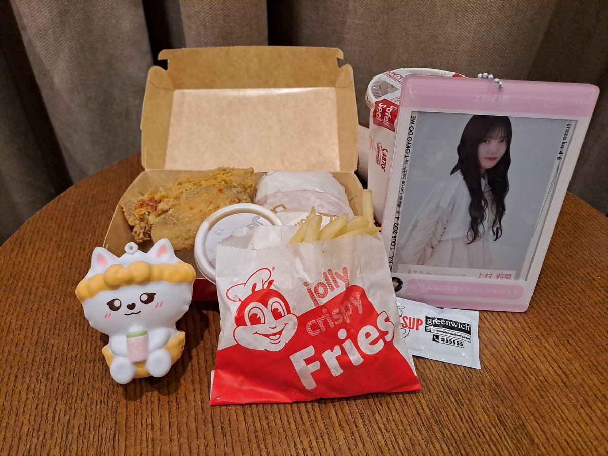 orbitinground's tweet photo. first time eating Jollibee kinda nervous 

#japanese_traditional_photo_eating https://t.co/AjLhqhi6SJ