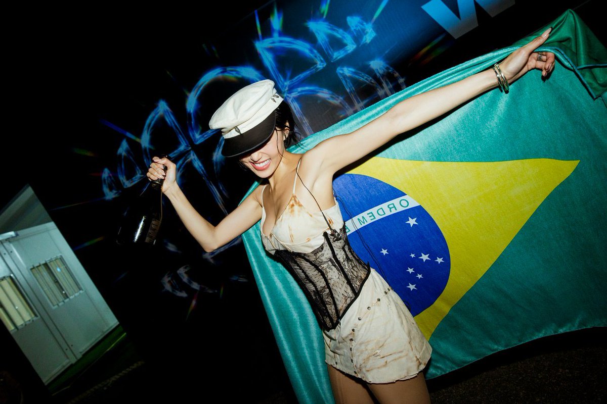 hwasavidal's tweet photo. mais fotos da hwasa com a bandeira do Brasil postadas na conta dela oficial do bstage 🧡 a morena é nossa 🇧🇷 https://t.co/7aEOZALkNC