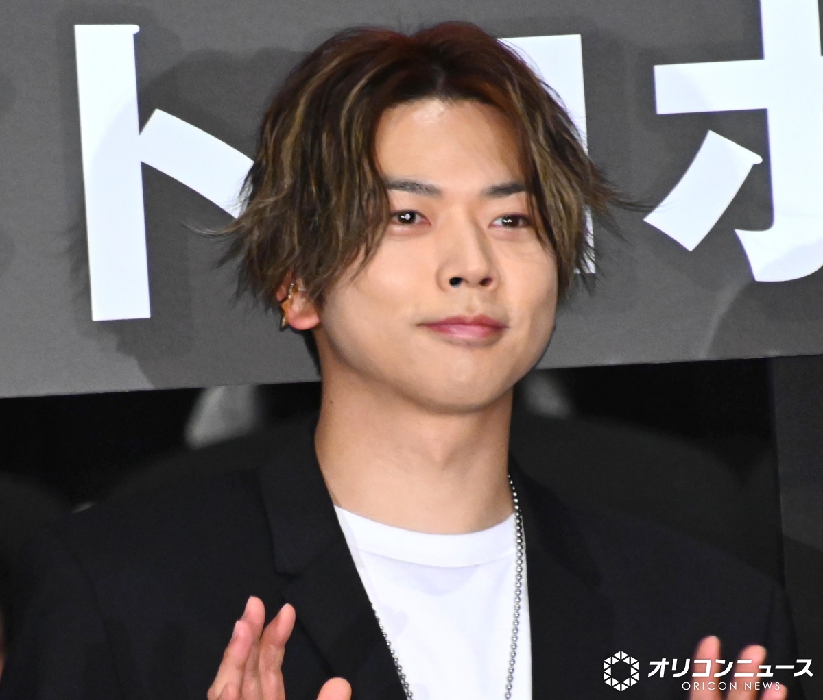 oricon's tweet photo. 🚨新作『踊る大捜査線』初日舞台あいさつ

NEWS増田貴久
人生初の映画出演が『踊る大捜査線』❗️

40歳で21歳の役を演じるも「イケましたね」
https://t.co/tfw6SxmQKk

#踊る大捜査線 @odoru_movief https://t.co/dxIk5wqCuZ