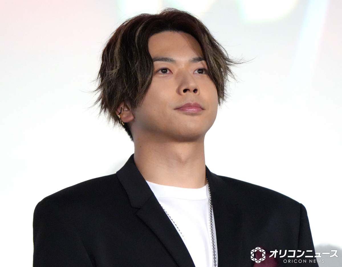 oricon's tweet photo. 🚨新作『踊る大捜査線』初日舞台あいさつ

NEWS増田貴久
人生初の映画出演が『踊る大捜査線』❗️

40歳で21歳の役を演じるも「イケましたね」
https://t.co/tfw6SxmQKk

#踊る大捜査線 @odoru_movief https://t.co/dxIk5wqCuZ