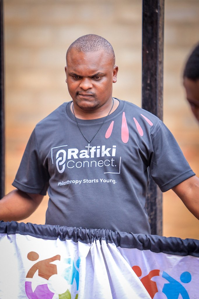 SsejjengoFrank's tweet photo. May God bless all the young people that are taking up the initiative of reaching these communities of vulnerable children. #WAYCharityDrive.

My shirt was on purpose as it points out a very big and important message.

‘“Philanthropy starts Young” https://t.co/BAKNiPF7Fi