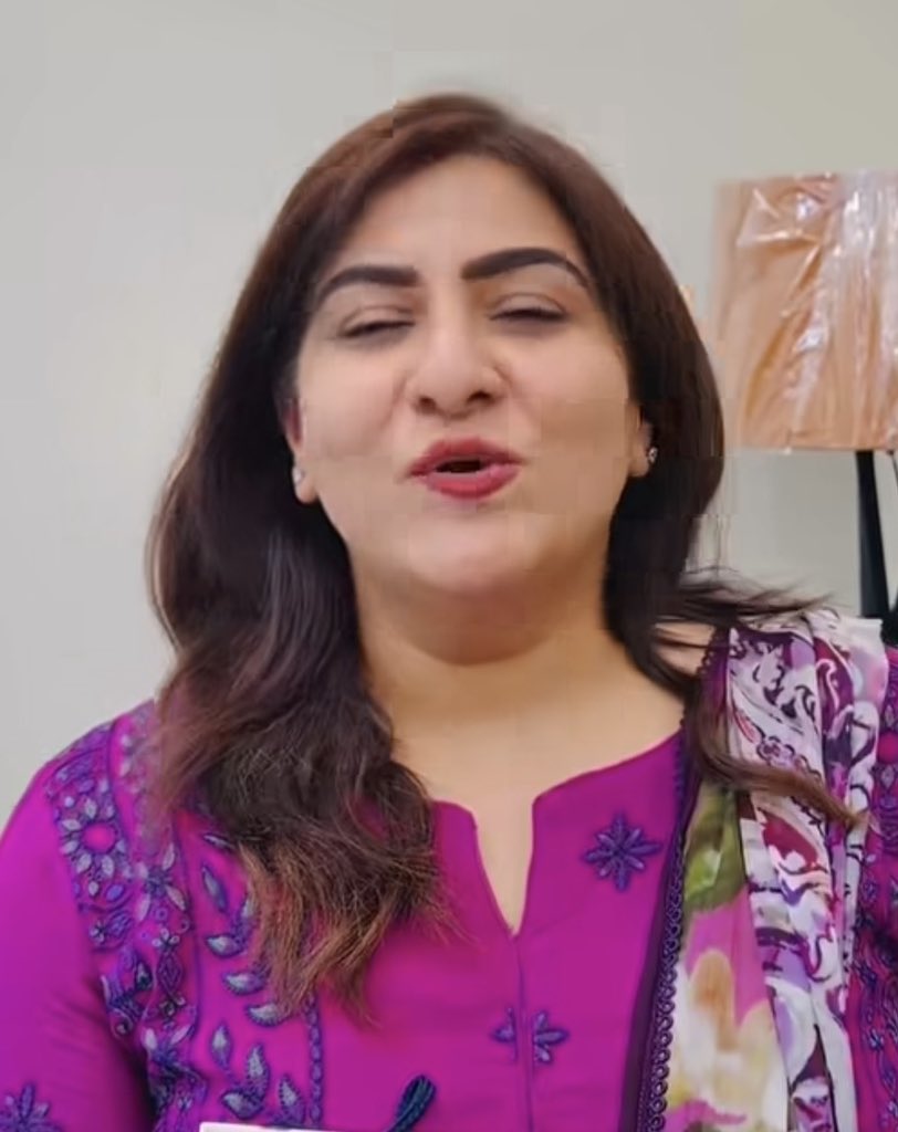 saleemspeaks2's tweet photo. اس انفارمیشن کو کسی غریب تک پہنچائیں شاید کسی غریب کا بچہ پڑھ لکھ جاے۔۔

پاکستان کے بہترین اور مہنگے تعلیمی ادارے لمز نے پورے پاکستان سے چار سو بچوں کو فری سکالرشپ دینے کیلے اک پروگرام شروع کیا ہے ۔۔ 

غریب کا بچہ اگر محنتی ہے تو وہ اس میں اپلای کرے اسی لاکھ خرچہ اتا ہے جو کہ بلکل فری ہو گا ۔۔ 

لمز کا نیشنل آؤٹ ریچ پروگرام 2001  میں قائم کیا گیا تھا اور اس کا مقصد ملک بھر کے ذہین اور باصلاحیت طلبا کو مالی رکاوٹوں سے آزاد کر کے پاکستان کی سب سے نمایاں تعلیمی درسگاہ لمز میں مکمل وظیفے کے ساتھ زیر تعلیم لانا ہے . 

اس پروگرام کے تحت لمز کی ٹیم ملک کے دور دراز قصبوں سے لے کر بڑے شہروں تک ہر جگہ پہنچتی ہے تاکہ اہل طلبا کو سمر کوچنگ سیشن کے بارے میں آگاہ کیا جا سکے جو اس وظیفے کے حصول کی جانب پہلا قدم شمار ہوتا ہے۔

کون لوگ اس میں اپلای کر سکتے ہیں جنہوں نے میٹرک یا او لیول کے برابر  امتحان میں کم از کم اسی فیصد نمبر حاصل کیے ہوں اور ساتھ ہی اسے اعلیٰ تعلیم کے حصول کے لیے اخراجات نہ بھر سکتے ہوں ۔ 

پاکستان کے کسی بھی حصے سے تعلق رکھنے والا طالب علم درخواست دے سکتا ہے اور علاقے نسل یا مذہب کی بنیاد پر کوئی الگ کوٹہ مقرر نہیں کیا گیا بلکہ تمام درخواست دہندگان کا اندازہ ایک ہی معیار پر لگایا جاتا ہے۔

درخواست دینے کا عمل انٹرمیڈیٹ یا اے لیولز کے پہلے سال میں شروع ہوتا ہے یعنی طالب علم لمز کے انڈرگریجویٹ پروگرام میں داخلے سے دو سال پہلے آن لائن درخواست جمع کراتا ہے۔ 

منتخب ہونے والے طلبا کو دو ہفتوں پر مشتمل سمر کوچنگ سیشن کے لیے لمز بلایا جاتا ہے جہاں انہیں یونیورسٹی کی فضا سے روشناس کرایا جاتا ہے اور داخلہ ٹیسٹ کی تیاری کرائی جاتی ہے۔ سفر کے اخراجات کے علاوہ سیشن کے تمام اخراجات لمز خود برداشت کرتا ہے تاہم اس سیشن میں شرکت داخلے یا وظیفے کی ضمانت نہیں دیتی۔

کوچنگ سیشن کامیابی سے مکمل کرنے والے طلبا کو لمز کے داخلہ فارم بھرنے کا موقع ملتا ہے اور اس مرحلے کی ٹیسٹ رجسٹریشن فیس بھی لمز ہی ادا کرتا ہے۔ داخلہ ٹیسٹ میں میرٹ پر پورا اترنے والے اور مالی ضرورت کے جائزے میں اہل قرار پانے والے طلبا کو چار سالہ انڈرگریجویٹ ڈگری کے لیے مکمل وظیفہ دیا جاتا ہے۔

اب تک اس پروگرام کے ذریعے تیرہ سو سے زائد طلبا کو ملک کے ایک سو ساٹھ سے زیادہ شہروں سے لمز میں داخل کرایا جا چکا ہے اور ان میں سے گیارہ سو سے زائد اپنی ڈگریاں مکمل کر چکے ہیں۔ رواں برس کے لیے درخواستیں دس مارچ دو ہزار چھبیس تک آن لائن ویب سائٹ https://t.co/NaT8LtINFJ پر جمع کرائی جا سکتی ہیں ۔
