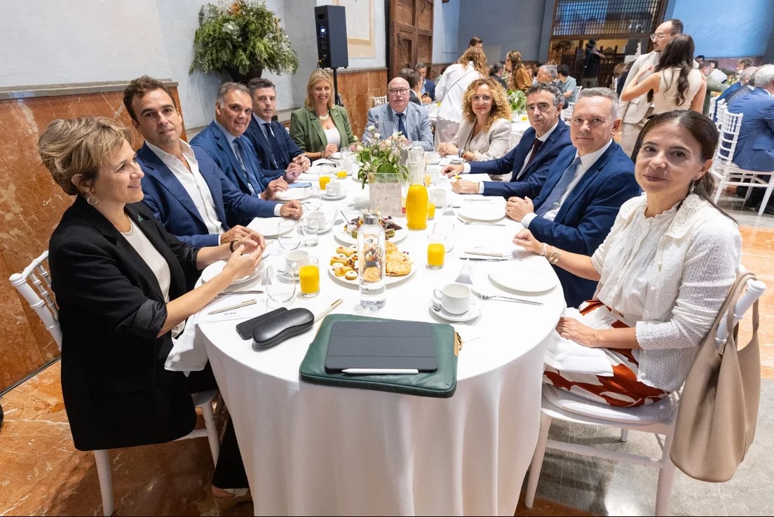 acpgranada's tweet photo. Asistimos al desayuno informativo de @ideal_granada  con la consejera de Vivienda, Juventud y Ordenación del Territorio, @Rocio_DiazJ, para analizar los principales retos de la #vivienda en #Andalucía y, especialmente, en #Granada https://t.co/yBivmdvEQz