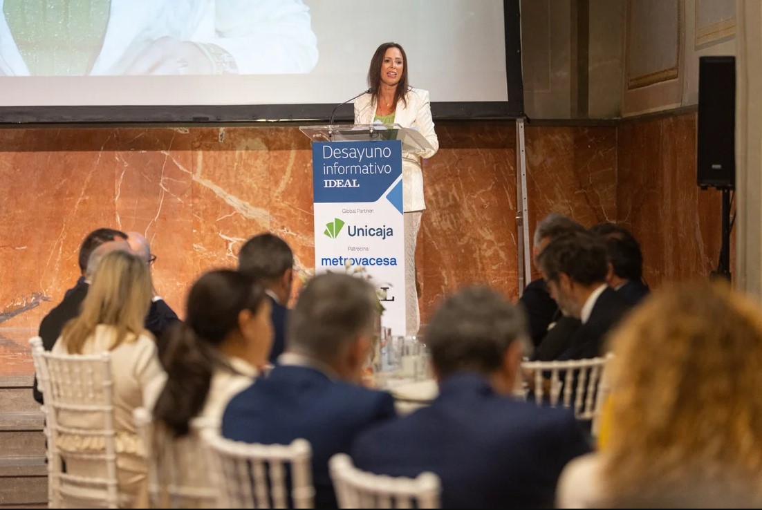 acpgranada's tweet photo. Asistimos al desayuno informativo de @ideal_granada  con la consejera de Vivienda, Juventud y Ordenación del Territorio, @Rocio_DiazJ, para analizar los principales retos de la #vivienda en #Andalucía y, especialmente, en #Granada https://t.co/yBivmdvEQz