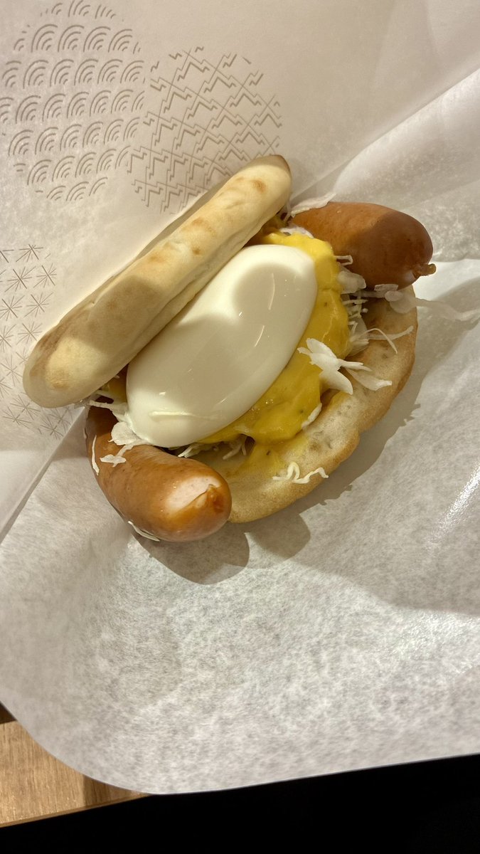 ProjectToneura's tweet photo. これはモスバーガーで食べたスターウォーズの宇宙船みたいなフォカッチャ。 https://t.co/CX0YJIQLpw
