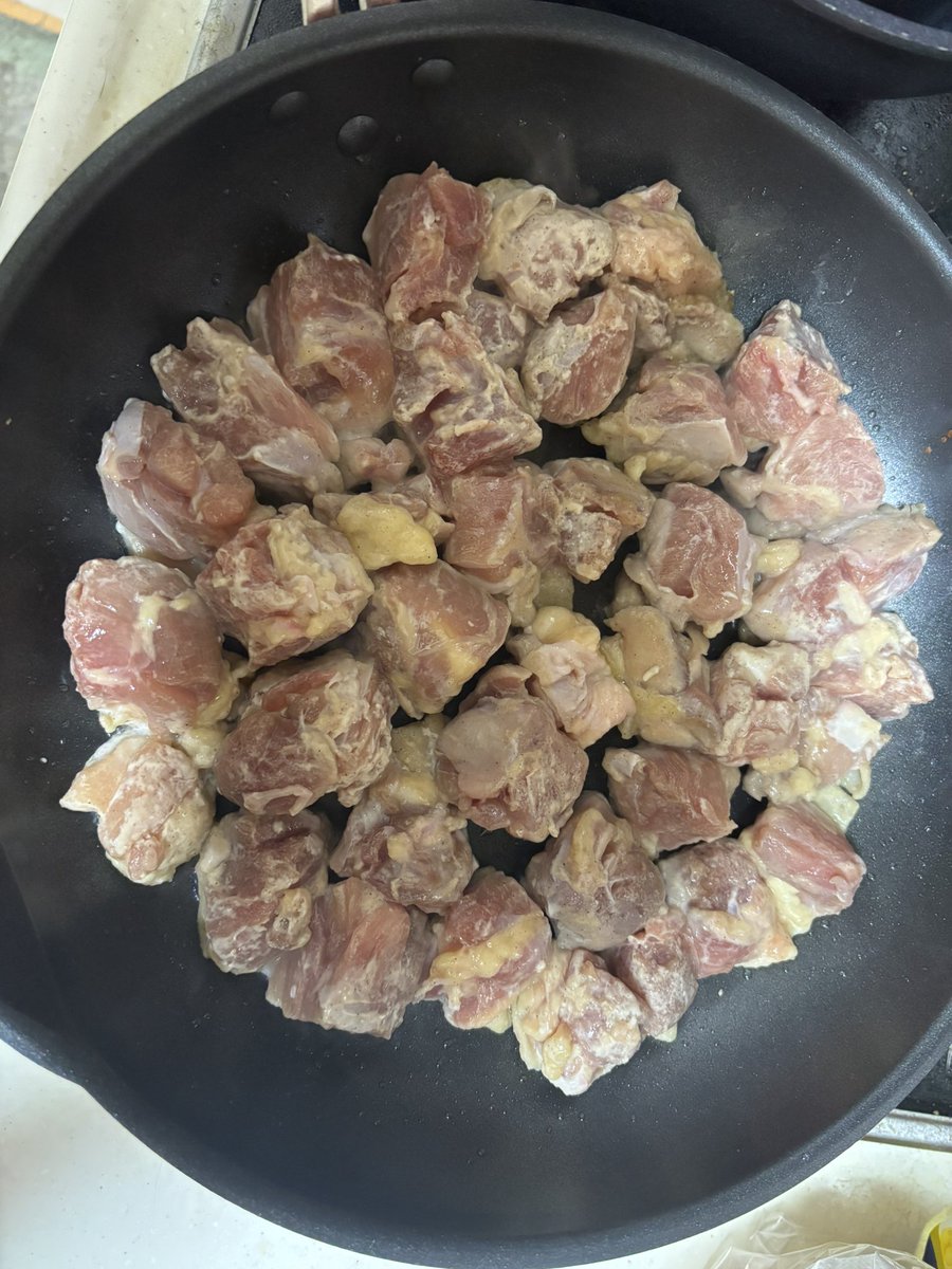 Yuiko__0309's tweet photo. こないだ、やこに笑われたけどきっと育ち盛りが居るおうちのフライパンこんな感じなんだよ！きっと！
ちな、これは30cmのフライパンw
こっから玉ねぎ2個入れて炒めるんだ。
玉ねぎ入るスペースどこ？？
ｷｮﾛ(･ω･`三´･ω･)ｷｮﾛ https://t.co/kRmJurRiD7