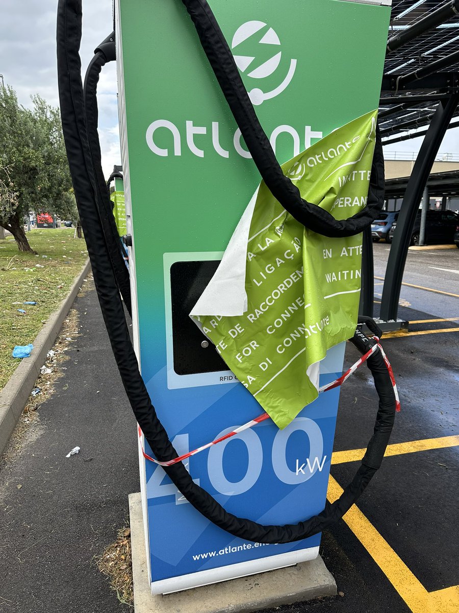 realxmm's tweet photo. Neuer #Schnellladepark von #Atlante in #Affi 🇮🇹
Standort: Via Pascoli, Località Canove 1, 37010 Affi (VR), #Italien.
6 Ladesäulen mit jeweils zwei CCS2-Anschlüssen mit einer Ladeleistung: Drei Ladesäulen mit 300 kW und drei mit 400 kW.
Direkt an der A22-Autobahnauffahrt. #eauto https://t.co/NhjvOQ6rTZ