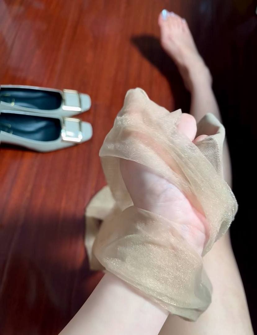 AyseDtp's tweet photo. 我们终其一生都在寻找
那个和自己灵魂相近的人
到后来才发现唯一契合的只有自己
真正供养自己的，是思想，是精神，是灵魂，是内心的繁花似锦…… https://t.co/L11k3NDKcu