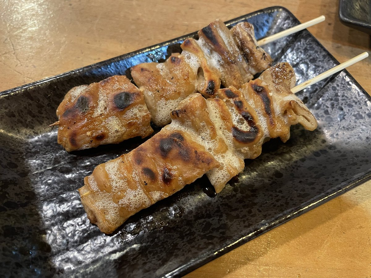 lunch_kun's tweet photo. 久留米グルメ
弁慶
2,910円

五十番で餃子の後、久留米焼鳥の名店へ
開店まもなくだったのですが、カウンターの空き1でギリギリセーフ💦
好物の豚バラから
これが美味い！デカくて食べ応え十分
しかも安い！
サガリとダルム追加で酒が絶好調に進みます
焼鳥とラーメンの街久留米
他に何も要りません😆 https://t.co/UQSM3CCVnX