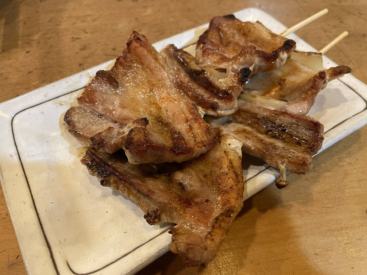 lunch_kun's tweet photo. 久留米グルメ
弁慶
2,910円

五十番で餃子の後、久留米焼鳥の名店へ
開店まもなくだったのですが、カウンターの空き1でギリギリセーフ💦
好物の豚バラから
これが美味い！デカくて食べ応え十分
しかも安い！
サガリとダルム追加で酒が絶好調に進みます
焼鳥とラーメンの街久留米
他に何も要りません😆 https://t.co/UQSM3CCVnX
