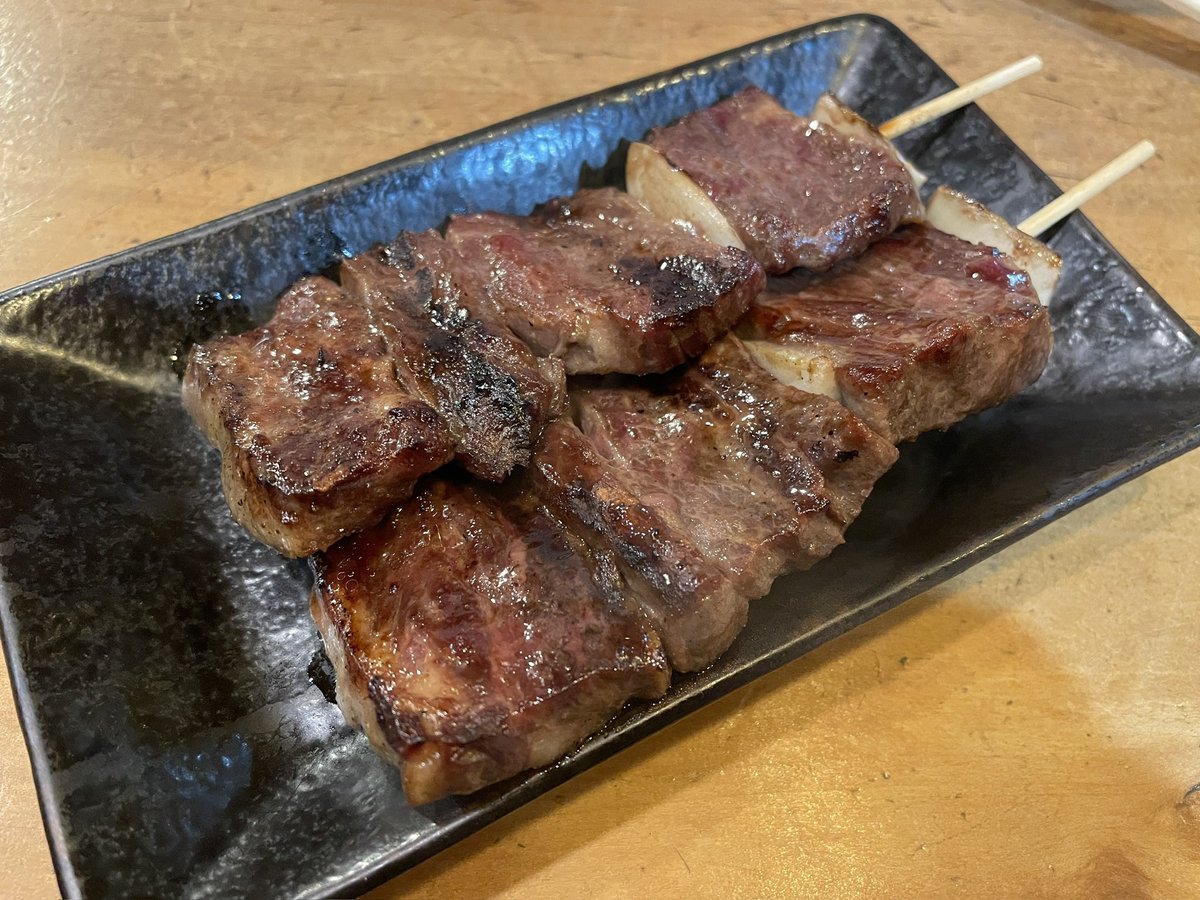 lunch_kun's tweet photo. 久留米グルメ
弁慶
2,910円

五十番で餃子の後、久留米焼鳥の名店へ
開店まもなくだったのですが、カウンターの空き1でギリギリセーフ💦
好物の豚バラから
これが美味い！デカくて食べ応え十分
しかも安い！
サガリとダルム追加で酒が絶好調に進みます
焼鳥とラーメンの街久留米
他に何も要りません😆 https://t.co/UQSM3CCVnX