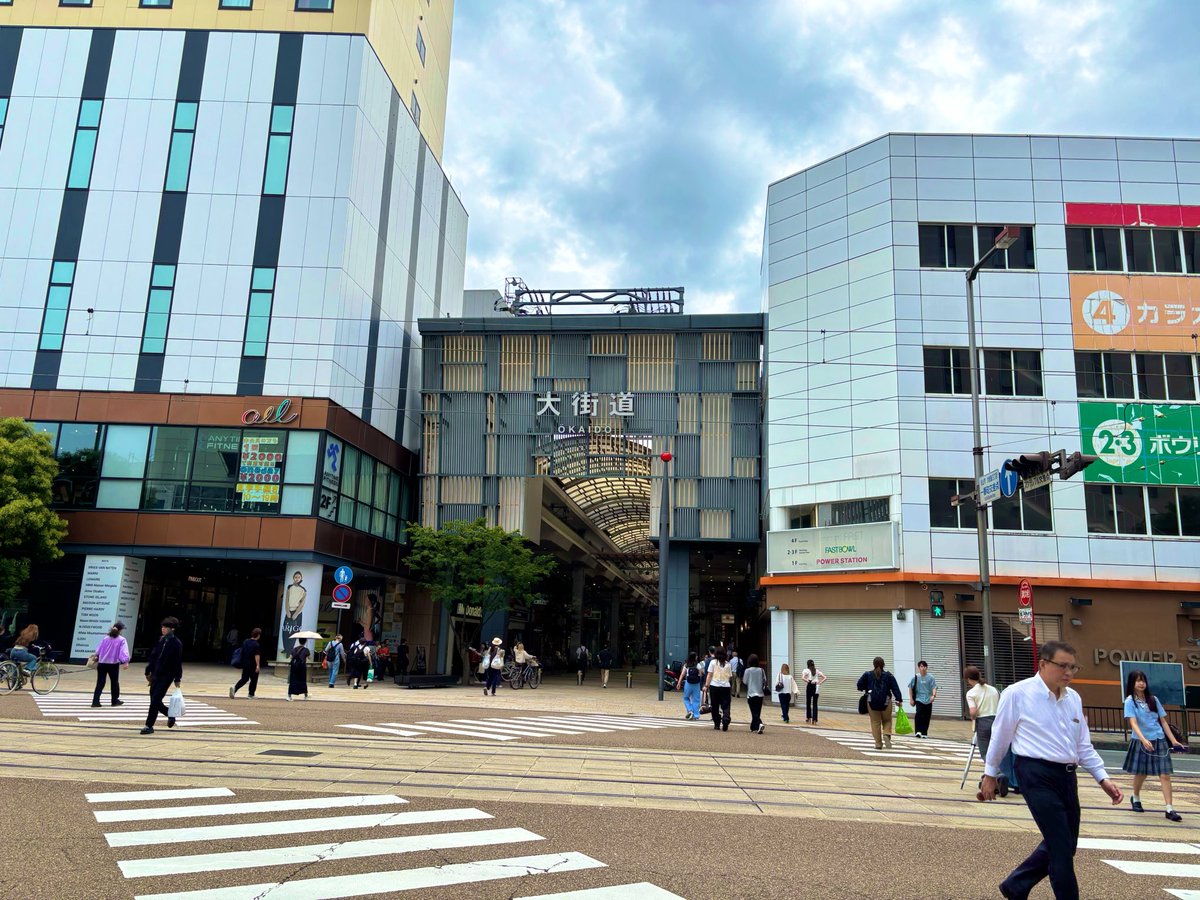 akapin_momy's tweet photo. 3日目に特急で愛媛に移動
松山駅前何もねえって思ったら松山市駅ってとこが繁華街なのね
街の雰囲気が昔住んでた鹿児島にすごい似てる https://t.co/8vWxn4MCRI