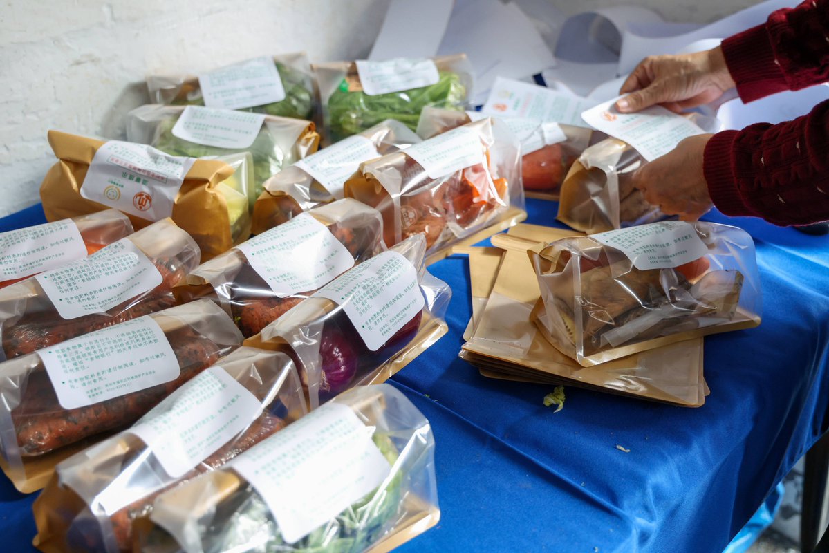 brooc935251's tweet photo. Had an amazing time volunteering at the city’s community food bank today! Got to pack food packages for 80+ local families and connect with so many kind neighbors. Small acts add up—grateful for this chance to give back. https://t.co/nkTPYuTPlH