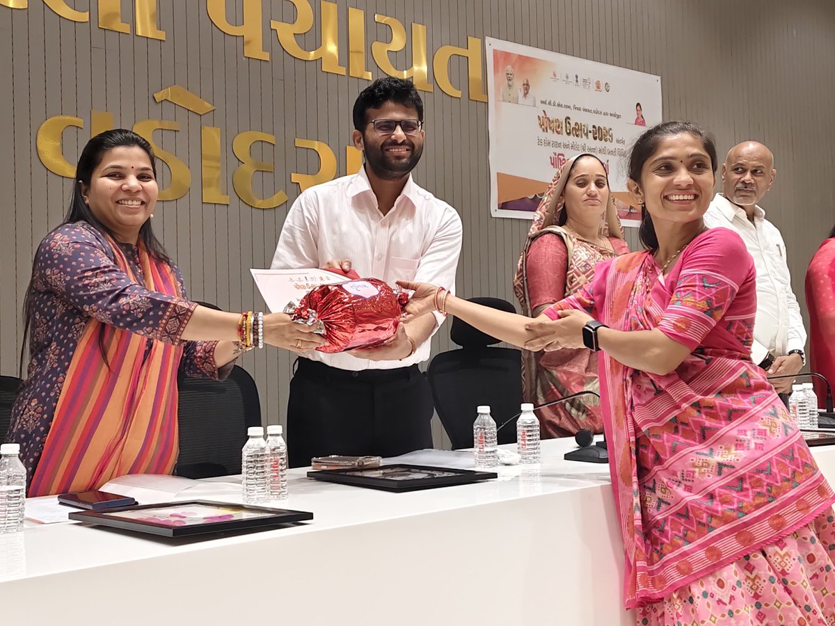 ddo_vadodara's tweet photo. આજરોજ જિલ્લા પંચાયત, વડોદરા ખાતે પોષણ ઉત્સવ અંતર્ગત ‘પૌષ્ટિક વાનગી સ્પર્ધા’ યોજાઈ.  જે કાર્યક્રમ અંતર્ગત  માન. જિલ્લા પંચાયત પ્રમુખ શ્રી, માન. કારોબારી અધ્યક્ષશ્રી ,માન. જિલ્લા વિકાસ અધિકારીશ્રી, પ્રોગ્રામ અધિકારી શ્રી  તથા આંગણવાડી સેવિકાઓ ઉપસ્થિત રહ્યા.

@CMOGuj 
@GujPRHDept https://t.co/LFSBOF7JSq