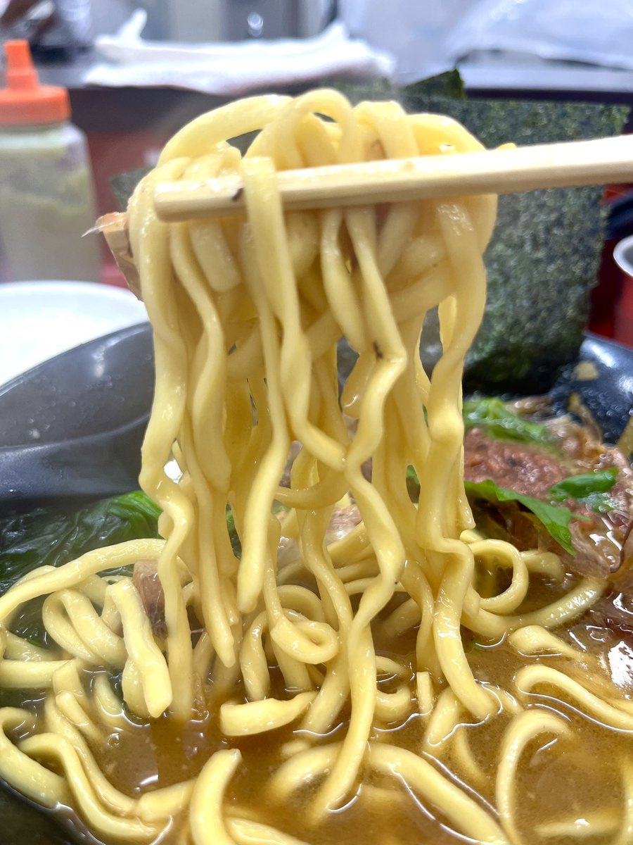 uratan0329's tweet photo. 杉田家 千葉祐光店

ラーメン 硬め濃いめ多め
和風TP
ライス

夜勤前のエネチャージ🍜

前回和風TPをライス無しで食べて後悔したから今回は忘れずに！

バランスの良いスープに鰹節の旨味が溶け出してうんめええ！！やっぱり米が進む！ラストは梅と刻みしょうとお酢でさっぱりさせて完食めちゃうま😋 https://t.co/fKq009PeTn