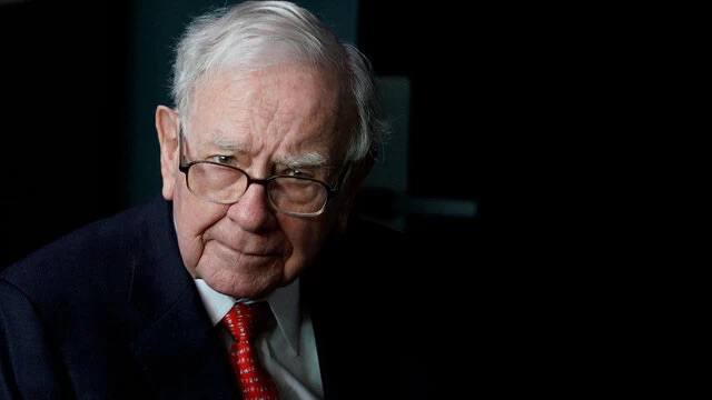 Vedomosti's tweet photo. Уоррен Баффетт покидает пост председателя совета директоров Berkshire Hathaway.

Его преемником стал сын Говард Баффетт, пишет Bloomberg. Сам 96-летний инвестор получил статус почетного председателя и останется членом совета директоров. Баффетт возглавляет Berkshire с 1965 года. https://t.co/NU96zmje6a