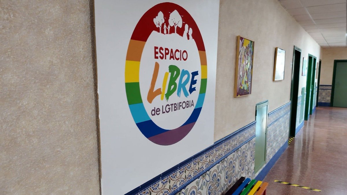 IIPPGob's tweet photo. 🏳️‍🌈 En el Centro Penitenciario Sevilla II, internos y funcionarios impulsan #EspacioSeguro, una iniciativa para combatir la homofobia, derribar prejuicios y mejorar la convivencia.

🎥 Conoce a sus protagonistas y sus historias en este reportaje 👉 https://t.co/h5lOUFL2f1 https://t.co/1iwDE9UdZa