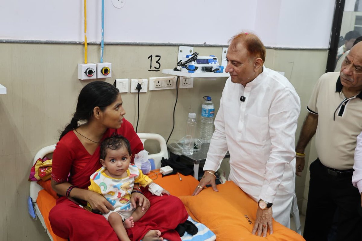 praveshwahi's tweet photo. बेहतर इलाज, बेहतर सुविधाएं—स्वस्थ दिल्ली की ओर एक और कदम।

आज माता गुजरी अस्पताल, तिलक नगर में 13 बेड की विस्तारित नवजात गहन चिकित्सा इकाई (NICU), अत्याधुनिक चिकित्सा उपकरणों एवं PMJAY लाभार्थियों तथा दिल्ली नगर निगम कर्मचारियों के लिए वार्ड का लोकार्पण किया।

इस अवसर पर स्थायी समिति की अध्यक्षा श्रीमती @satya_office  जी, ज़ोन चेयरमैन श्री @harishoberoibjp जी, निगम पार्षद श्री अशोक मानु जी, अतिरिक्त आयुक्त (स्वास्थ्य) श्री पंकज नरेश अग्रवाल जी, पश्चिमी क्षेत्र के उपायुक्त कर्नल विनोद अत्री जी सहित वरिष्ठ निगम अधिकारी एवं कर्मचारी उपस्थित रहे।

इस दौरान उपस्थित लोगों से संवाद कर अस्पताल की स्वास्थ्य सुविधाओं और व्यवस्थाओं के संबंध में भी जानकारी ली तथा आवश्यक सुझावों पर चर्चा की।

दिल्ली नगर निगम स्वास्थ्य सेवाओं को सुदृढ़ करने और नागरिकों को बेहतर एवं सुलभ चिकित्सा सुविधाएं उपलब्ध कराने के लिए निरंतर कार्य कर रहा है।

#jansuvidha #pmjay #mcd #inauguration #nicu #viksitdelhi