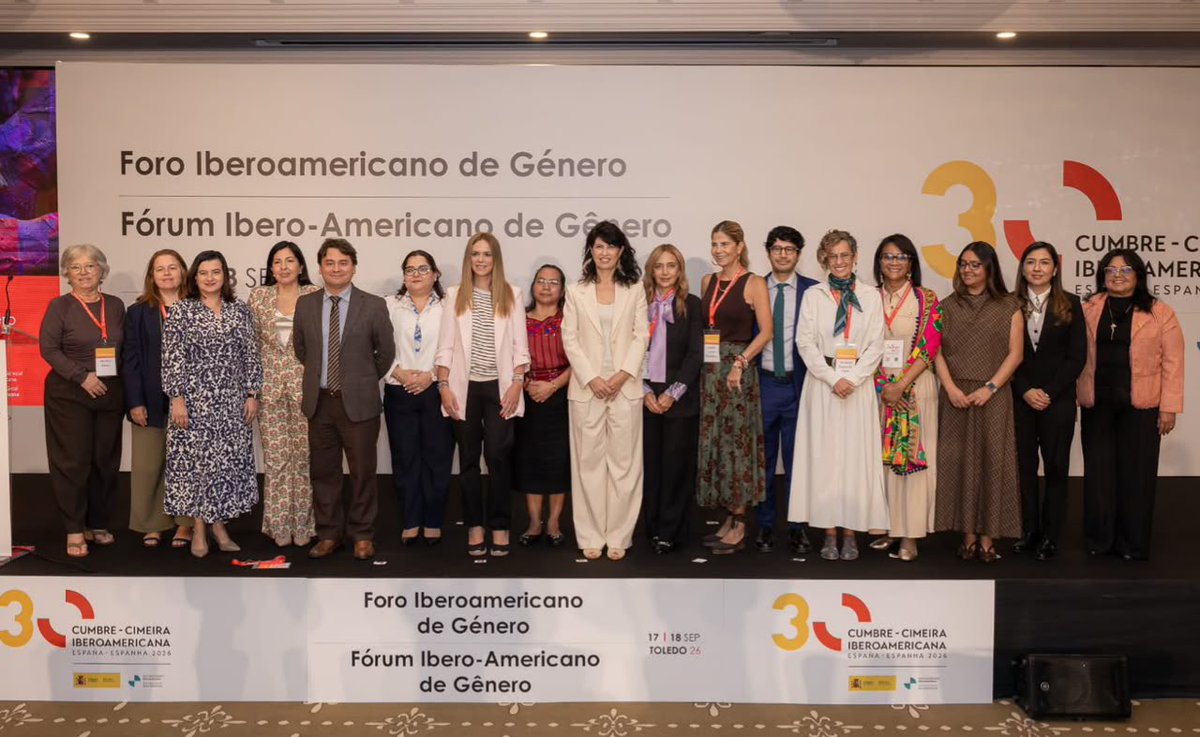 minmujerpy's tweet photo. Paraguay participa en el Foro Iberoamericano de Género 🇵🇾 

La ministra de la Mujer, @AliPomata, participó del acto de apertura del Foro Iberoamericano de Género, que reúne en Toledo, Reino de España, a autoridades y representantes de países iberoamericanos para fortalecer el diálogo y la cooperación en materia de igualdad entre mujeres y hombres.

La apertura contó con la participación de Ana Redondo García, ministra de Igualdad de España; Lorena Larios, secretaria de Cooperación Iberoamericana de la SEGIB; y Sara Simón, consejera de Igualdad de la Junta de Castilla-La Mancha.

El encuentro se desarrolla en el marco de la Secretaría Pro Témpore de España de la XXX Cumbre Iberoamericana y permite compartir experiencias, identificar desafíos y promover respuestas conjuntas para seguir fortaleciendo las políticas públicas y la garantía de los derechos de las mujeres.

Paraguay reafirma su compromiso con el diálogo y la cooperación iberoamericana para avanzar hacia una sociedad más igualitaria y libre de violencia para las mujeres.

#GobiernoDelParaguay