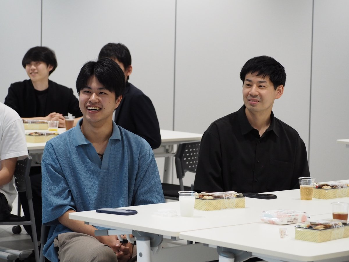 akariinc_pr's tweet photo. 本日は燈のサマーインターン最終日
ただいま、交流会が始まりました！

写真は、熱く鼓舞する石川COOと、3週間におよぶプロジェクト成果の報告を終えてホッとした表情を見せるインターン生たちの様子です！ https://t.co/VBRrwtNOfl