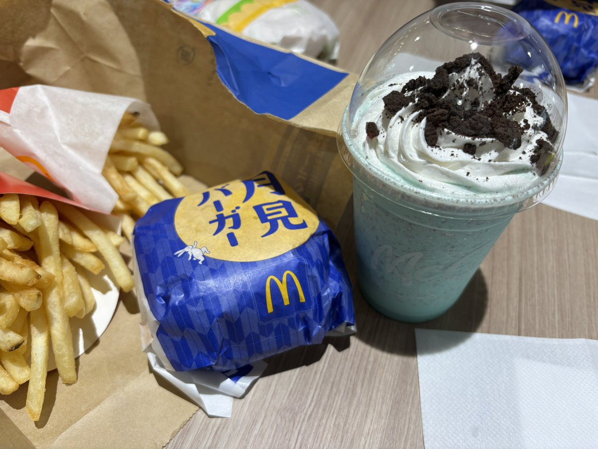 scrfic20nd's tweet photo. 本日のお昼は月見バーガー🍔
久しぶりに食べると美味い〜

フードコートで好き勝手広げて食べるのもまた良き https://t.co/YEKdZlckFc