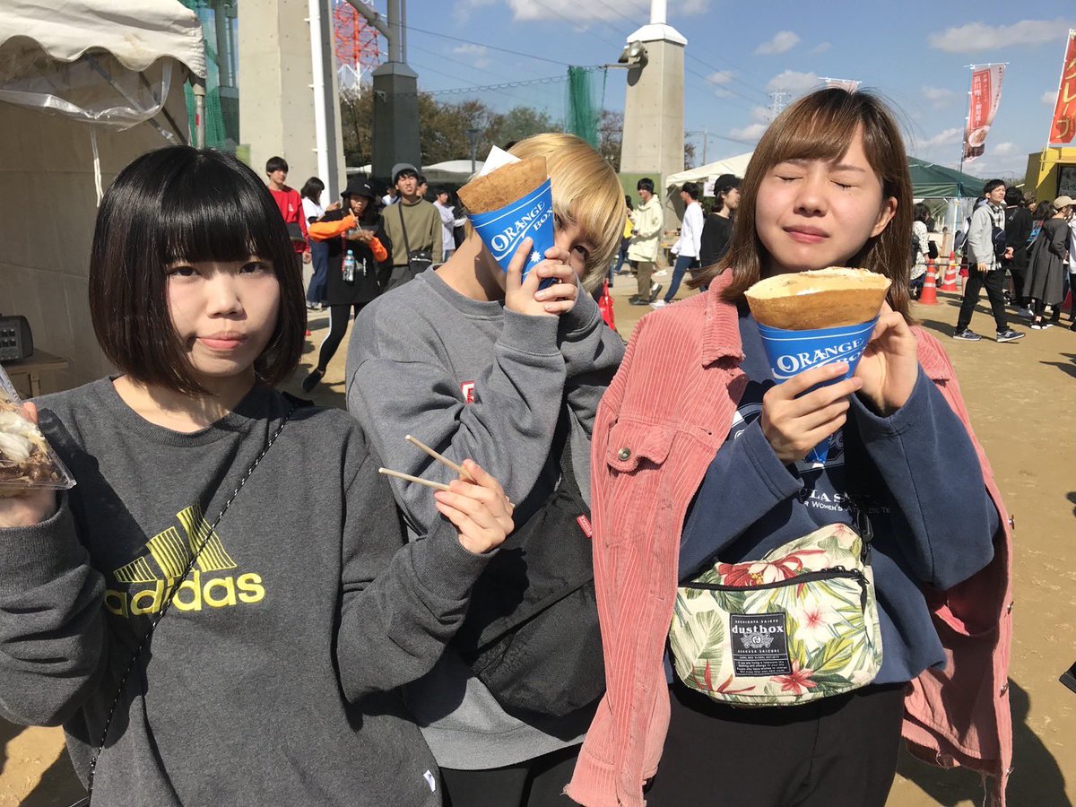 TETORA_info's tweet photo. タイムテーブル解禁！

デブフェス！
トリを任せてもらいました！！
「DElicous BUns FESTIVAL 2026」

at 愛知県常滑市りんくうビーチ
ーーーーーー
TETORAは1日目10/17 トリ！
GREEN STAGEにて20:15から🌝
ーーーーーー

チケット一般発売スタート！
🏠 https://t.co/gPS1tixXYX

3人で初めてデブフェスを観に行った、20歳のTETORAを添えて。
あれから時が経ち今年ついにトリ！