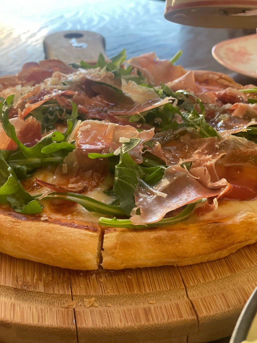 BethelCoppvd5x's tweet photo. Just found half a leftover pizza in the fridge and immediately brought it to my sleepy partner—sharing the tiny good things is my favorite part of each day https://t.co/A03ijp3TNp