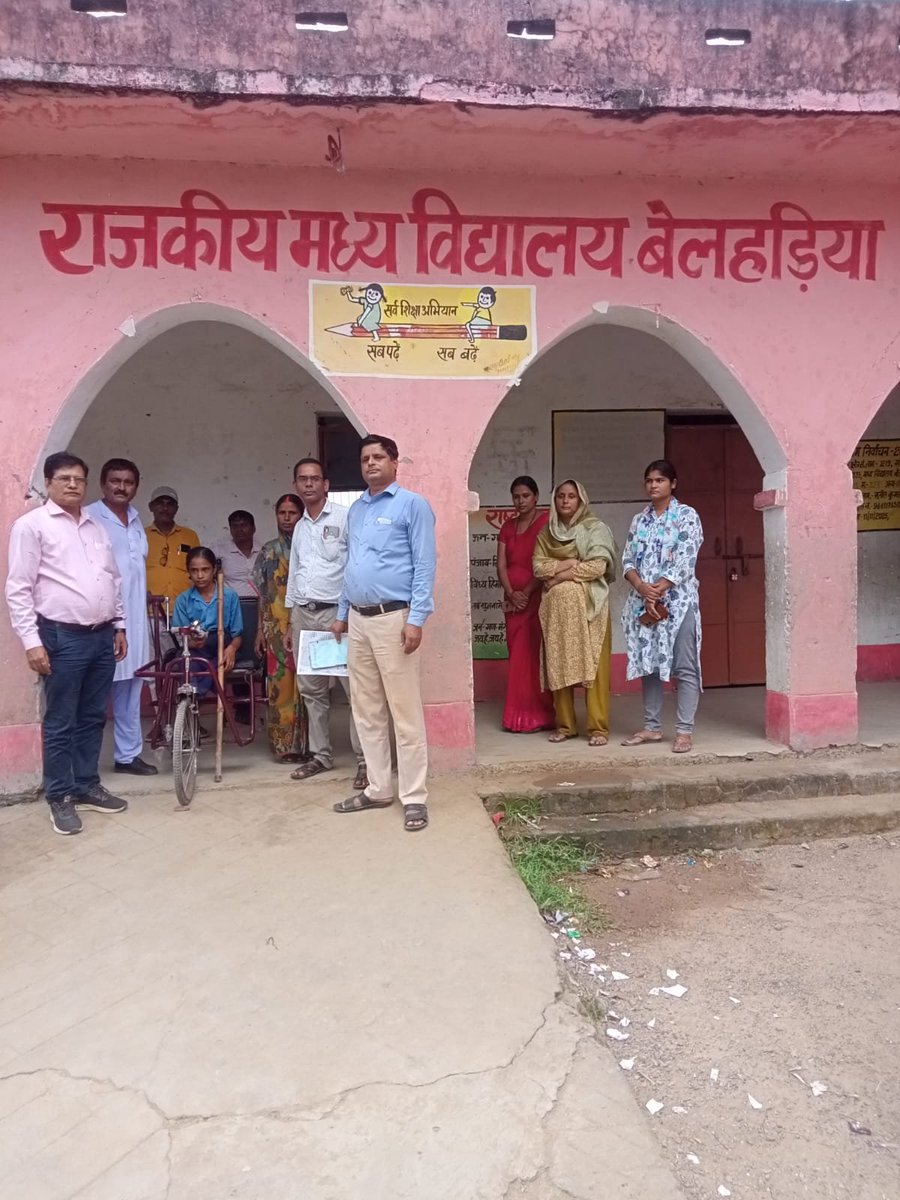 ArngDistrict's tweet photo. ♿️ सोशल मीडिया पर सामने आई दिव्यांग छात्रा की समस्या पर त्वरित कार्रवाई
रफीगंज प्रखंड की कक्षा 6 की दिव्यांग छात्रा निशा कुमारी प्रतिदिन करीब 2 किमी डंडे के सहारे विद्यालय आने-जाने को विवश थी। सोशल मीडिया के माध्यम से मामला संज्ञान में आते ही जिला प्रशासन ने त्वरित कार्रवाई के https://t.co/i9T36TzICb