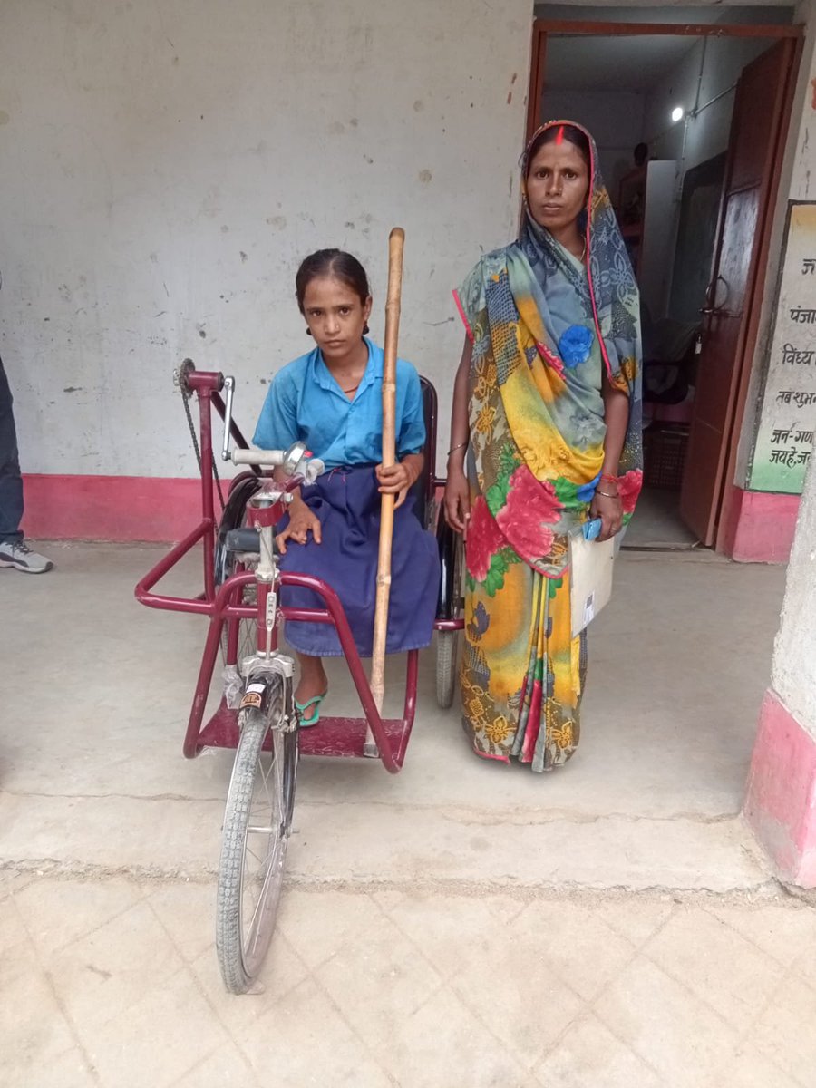 ArngDistrict's tweet photo. ♿️ सोशल मीडिया पर सामने आई दिव्यांग छात्रा की समस्या पर त्वरित कार्रवाई
रफीगंज प्रखंड की कक्षा 6 की दिव्यांग छात्रा निशा कुमारी प्रतिदिन करीब 2 किमी डंडे के सहारे विद्यालय आने-जाने को विवश थी। सोशल मीडिया के माध्यम से मामला संज्ञान में आते ही जिला प्रशासन ने त्वरित कार्रवाई के https://t.co/i9T36TzICb